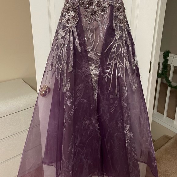 Absolutely gorgeous breathtaking evening embellished gown! - Picture 5 of 12